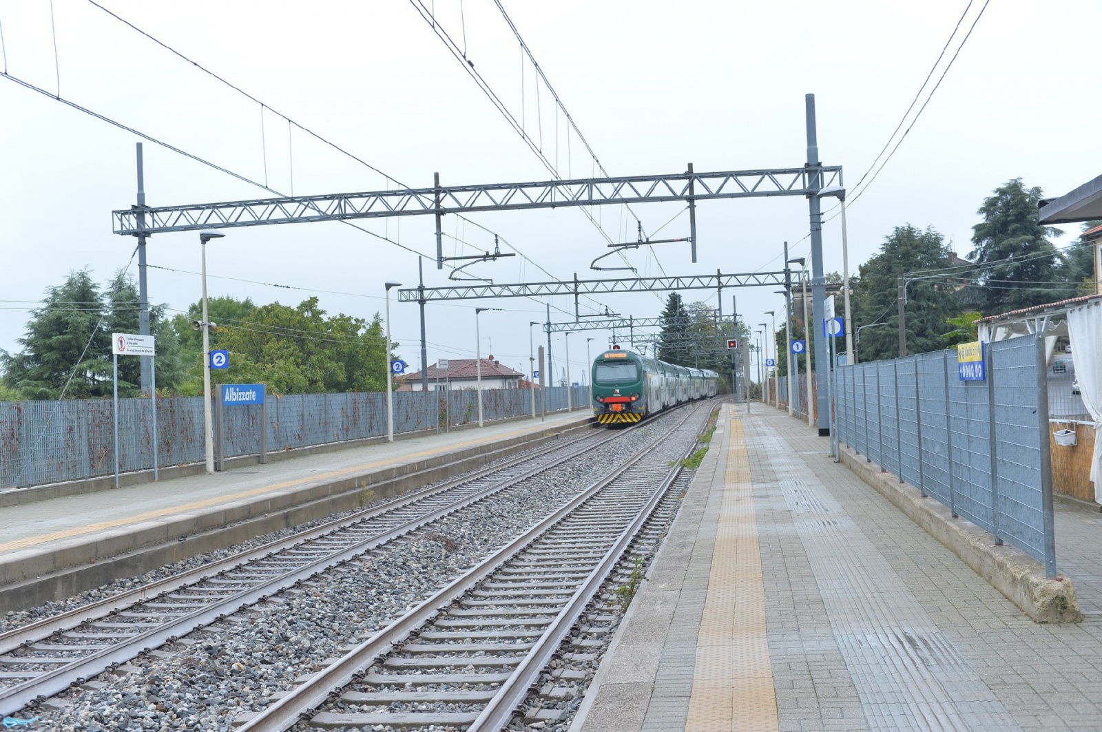 ALBIZZATE STAZIONE FERROVIARIA E ZONA BINARI DOVE EÕ STATO TRAVOLTO IL RAGAZZO LA NOTTE SCORSA