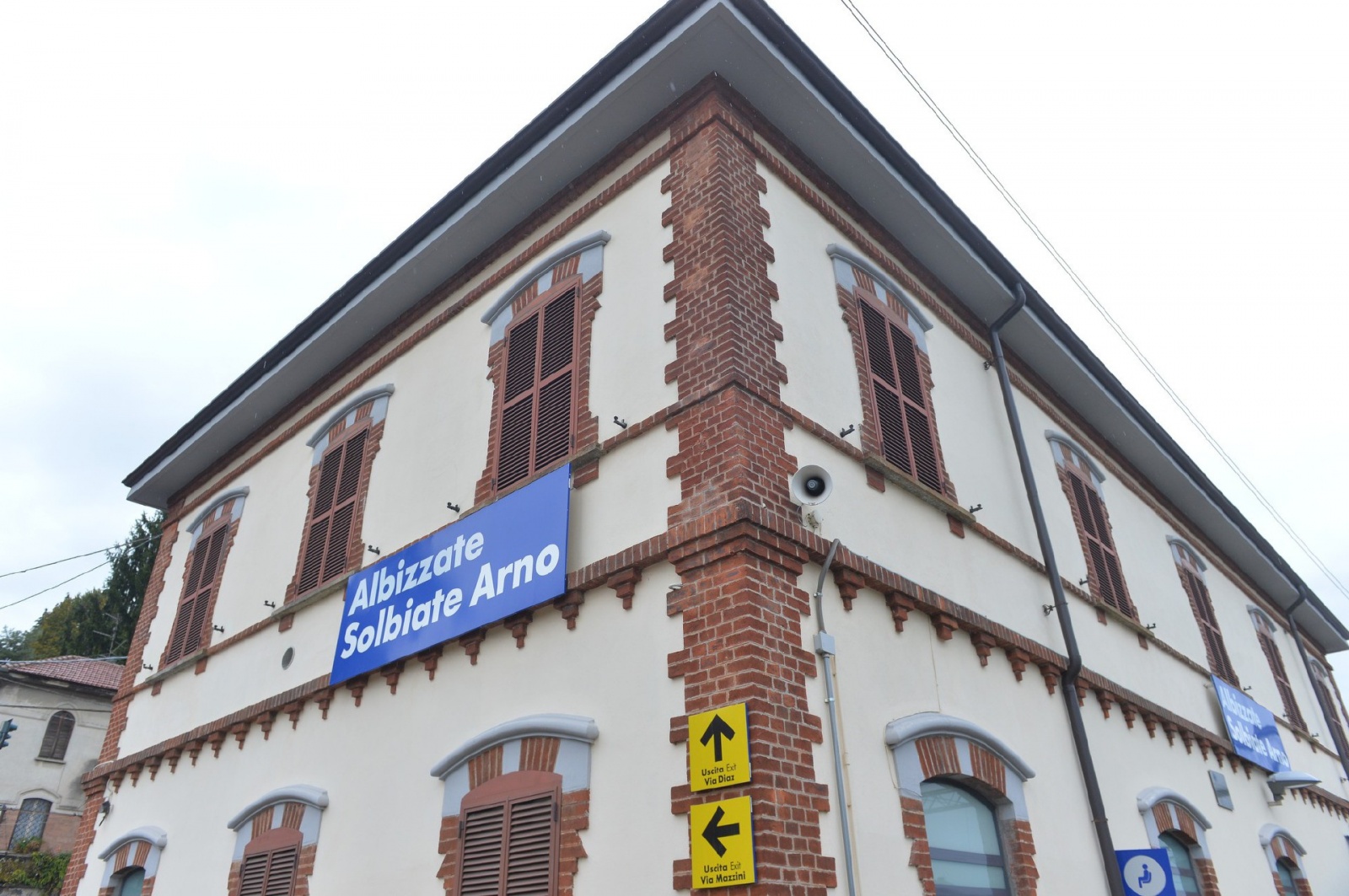ALBIZZATE STAZIONE FERROVIARIA E ZONA BINARI DOVE EÕ STATO TRAVOLTO IL RAGAZZO LA NOTTE SCORSA