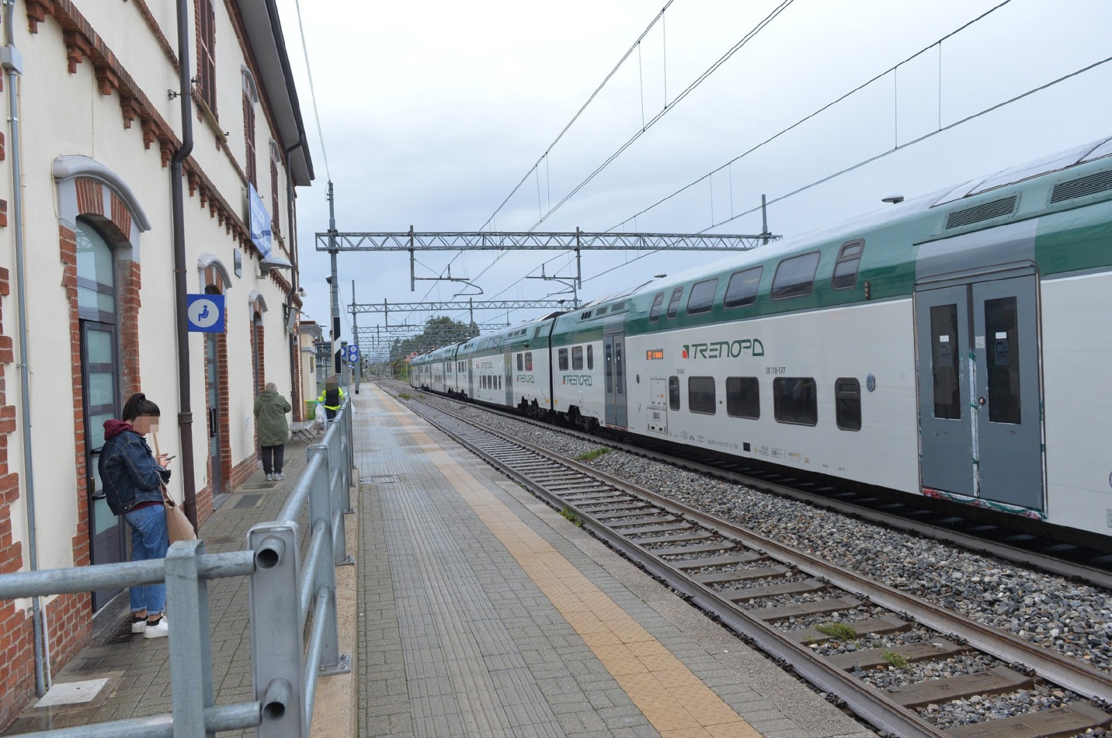 ALBIZZATE STAZIONE FERROVIARIA E ZONA BINARI DOVE E’ STATO TRAVOLTO IL RAGAZZO LA NOTTE SCORSA