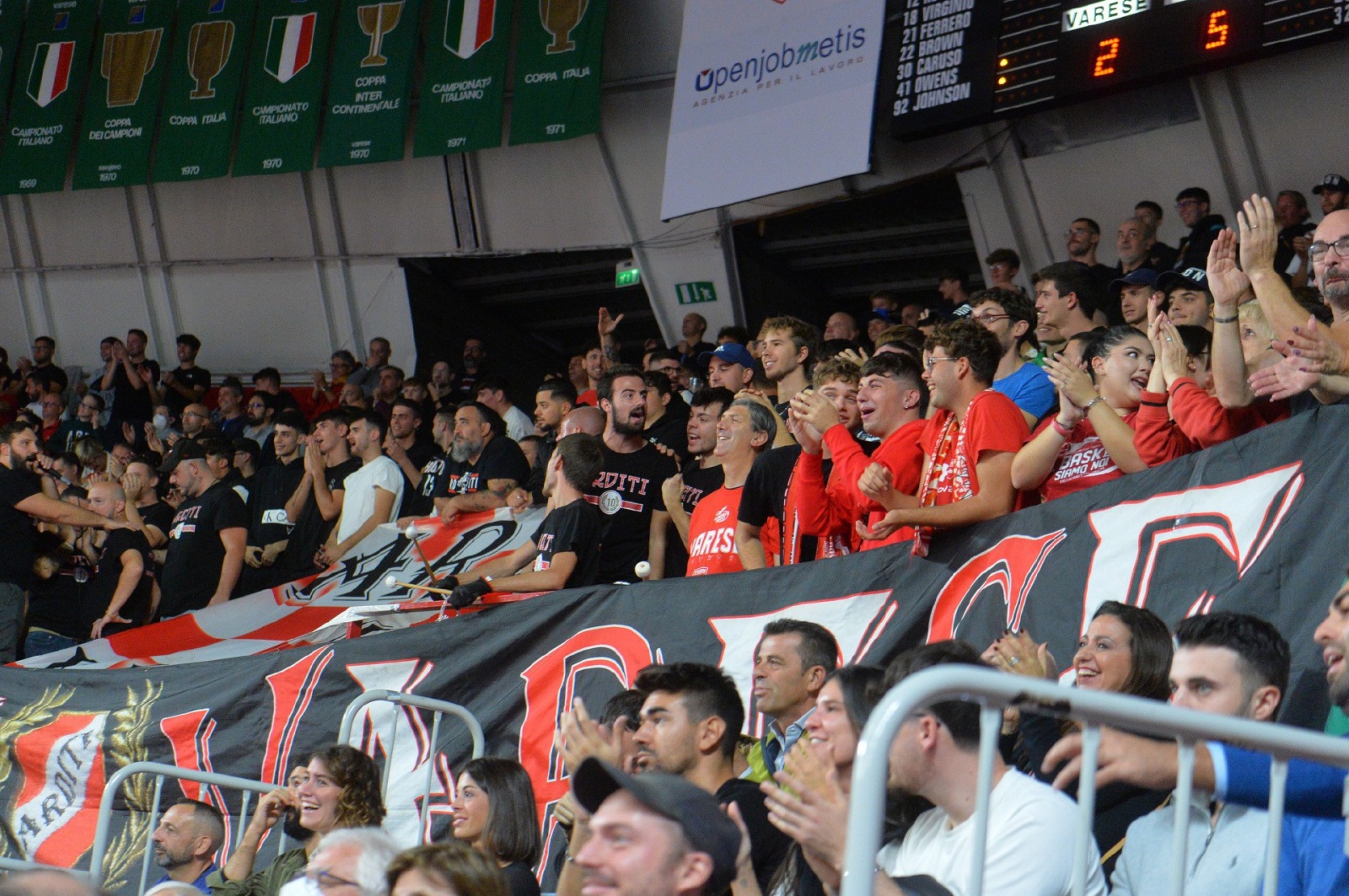 VARESE BASKET OPENJOBMETIS VARESE-DINAMO SASSARI NELLA FOTO CURVA TIFOSI