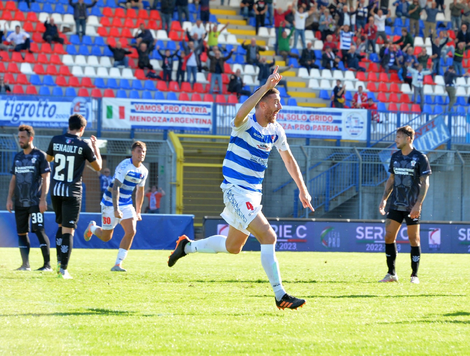 BUSTO ARSIZIO PRO PATRIA PRO VERCELLI CALCIO NELLA FOTO ESULTANZA SAPORETTI