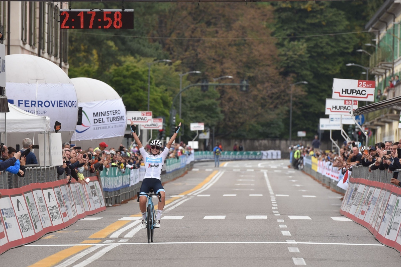 VARESE ARRIVO TRE VALLI VARESINE DONNE 2022 LA VINCITRICE ELISA LONGOBORGHINI SECONDA EDIZIONE FEMMINILE