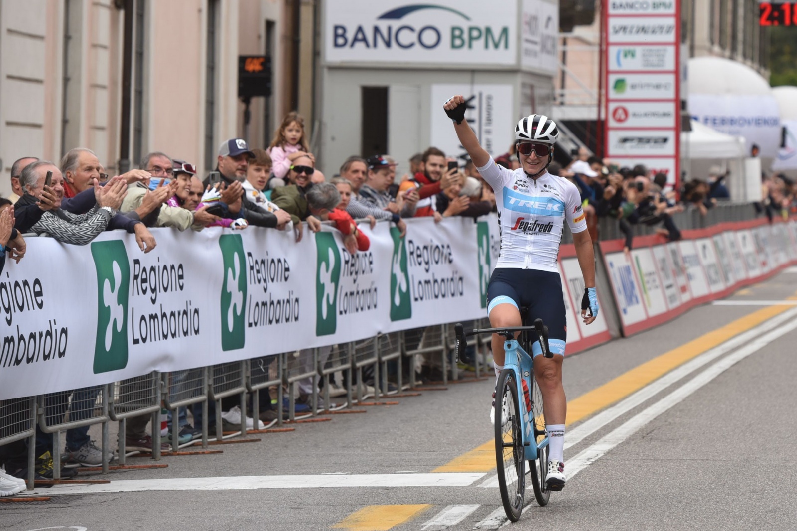 VARESE ARRIVO TRE VALLI VARESINE DONNE 2022 LA VINCITRICE ELISA LONGOBORGHINI SECONDA EDIZIONE FEMMINILE