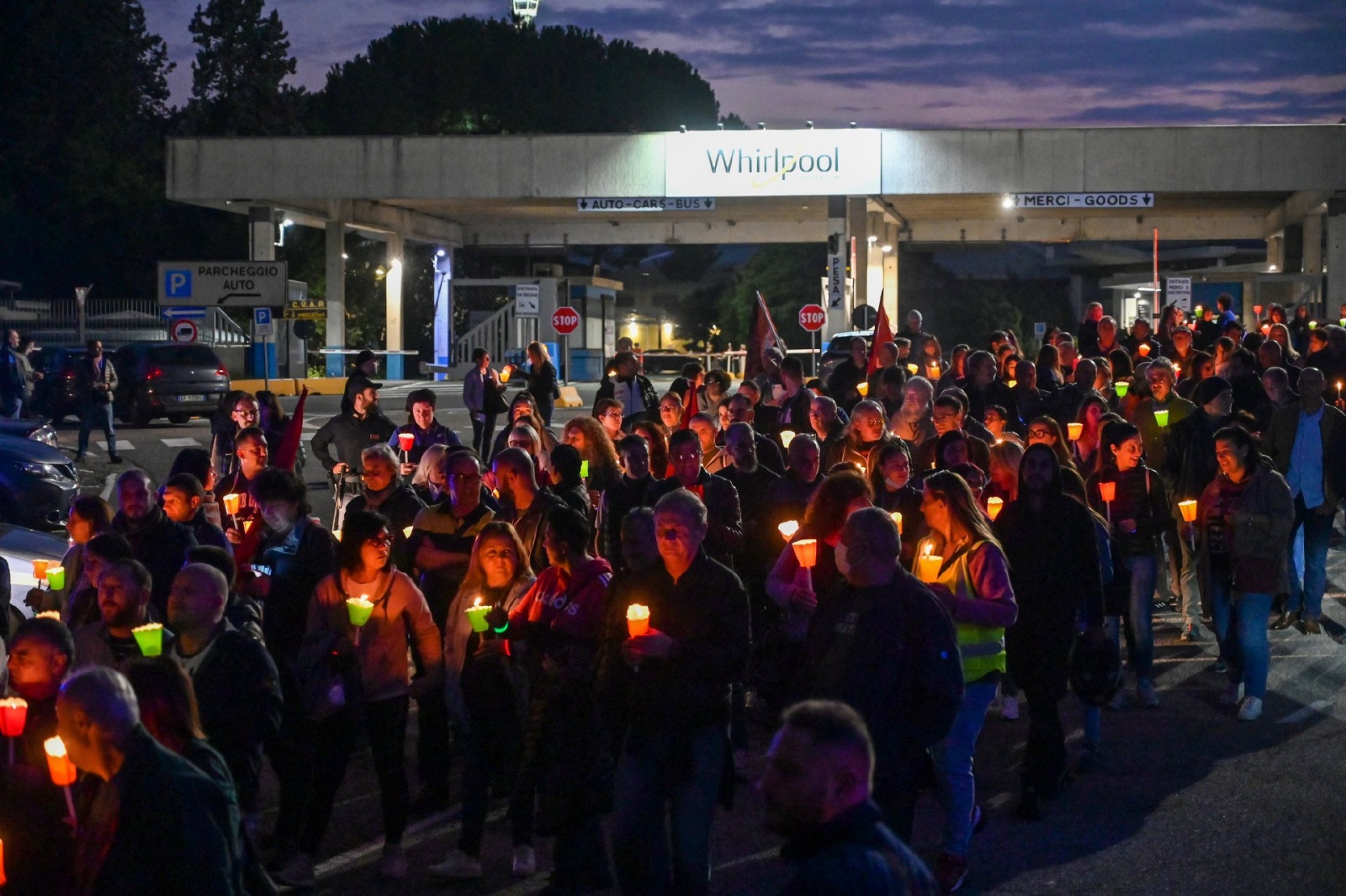 BIANDRONNO CASSINETTA FIACCOLATA SINDACI DELLA PROVINCIA DALLA WHIRLPOOL AL MUNICIPIO A SOSTEGNO DEL LAVORO E DEL FUTURO DELL’AZIENDA