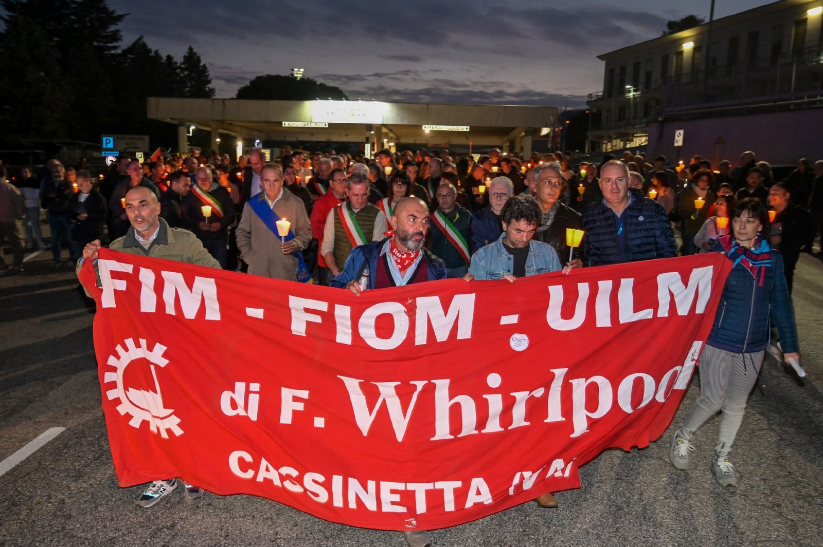 BIANDRONNO CASSINETTA FIACCOLATA SINDACI DELLA PROVINCIA DALLA WHIRLPOOL AL MUNICIPIO A SOSTEGNO DEL LAVORO E DEL FUTURO DELL’AZIENDA