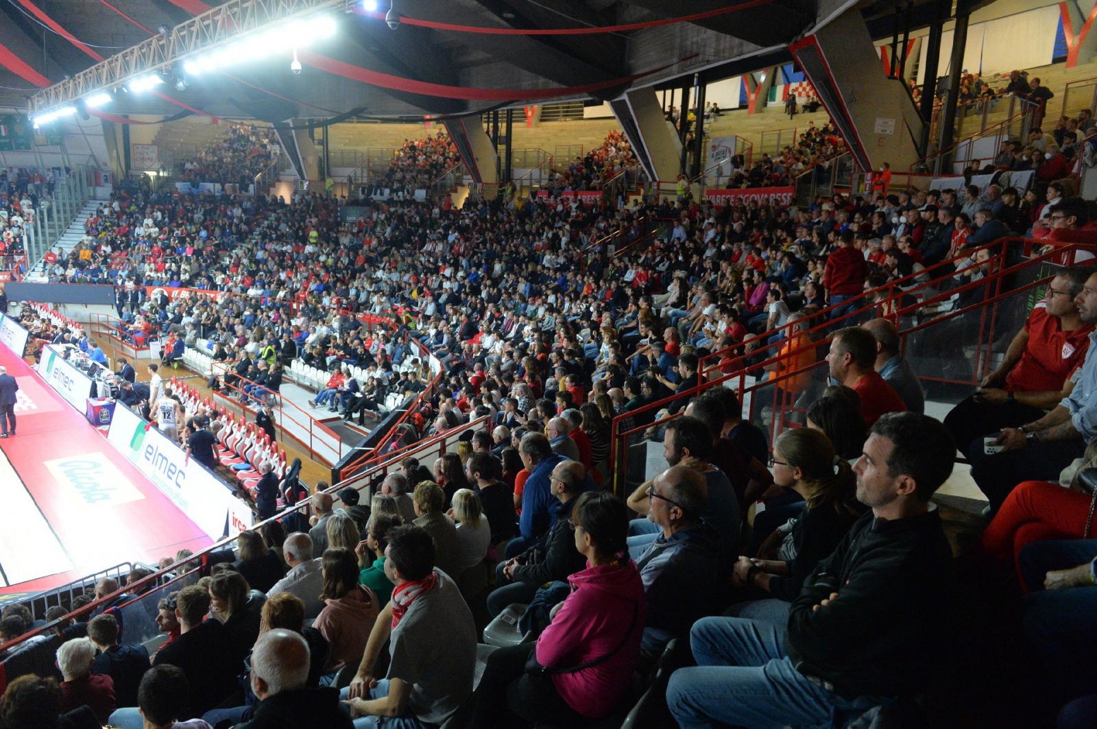 VARESE BASKET OPENJOBMETIS VARESE-TRENTO NELLA FOTO PUBBLICO TIFOSI