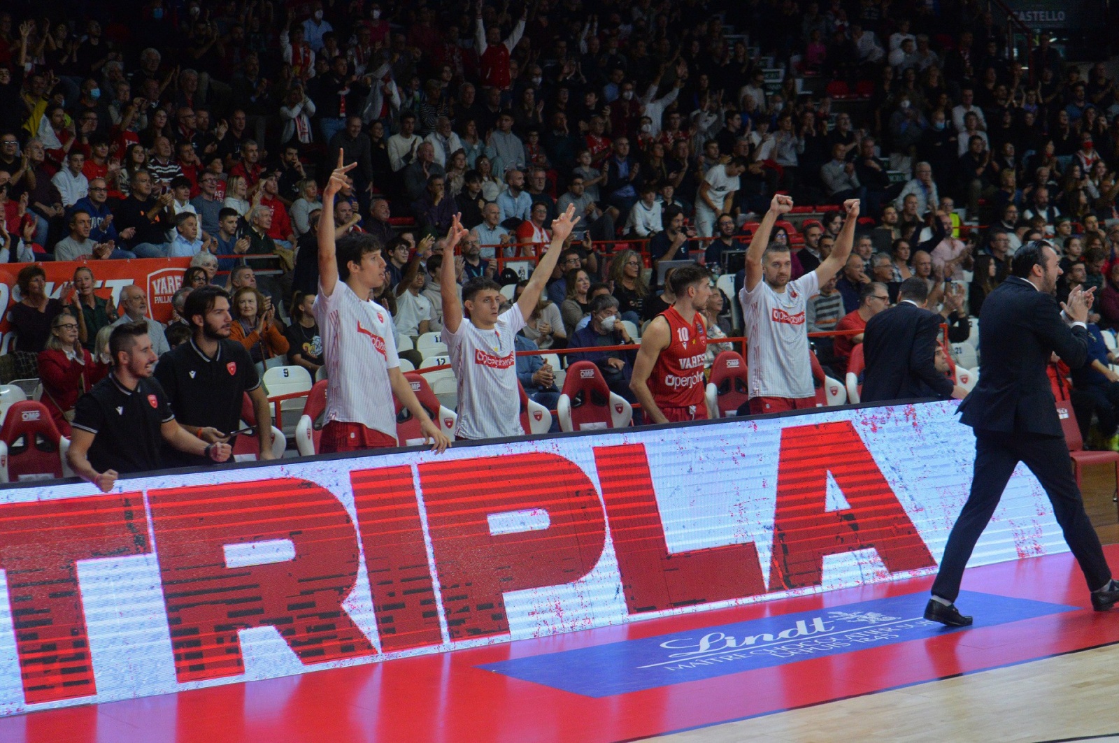 VARESE BASKET OPENJOBMETIS VARESE-TRENTO NELLA FOTO ESULTANZA PANCHINA