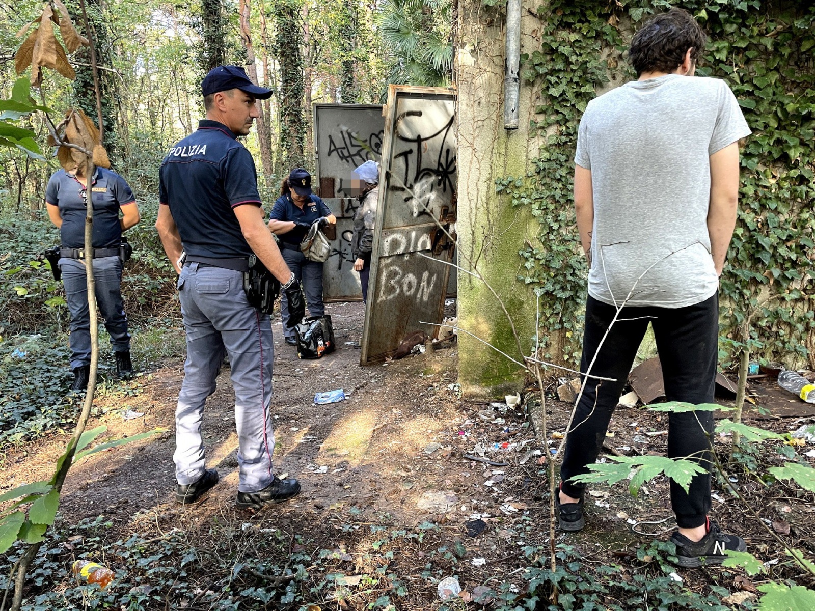 TRADATE OPERAZIONE ANTIDROGA SQUADRA MOBILE VARESE CON AUSILIO REPARTO PREVENZIONE CRIMINE MILANO E POLIZIA LOCALE