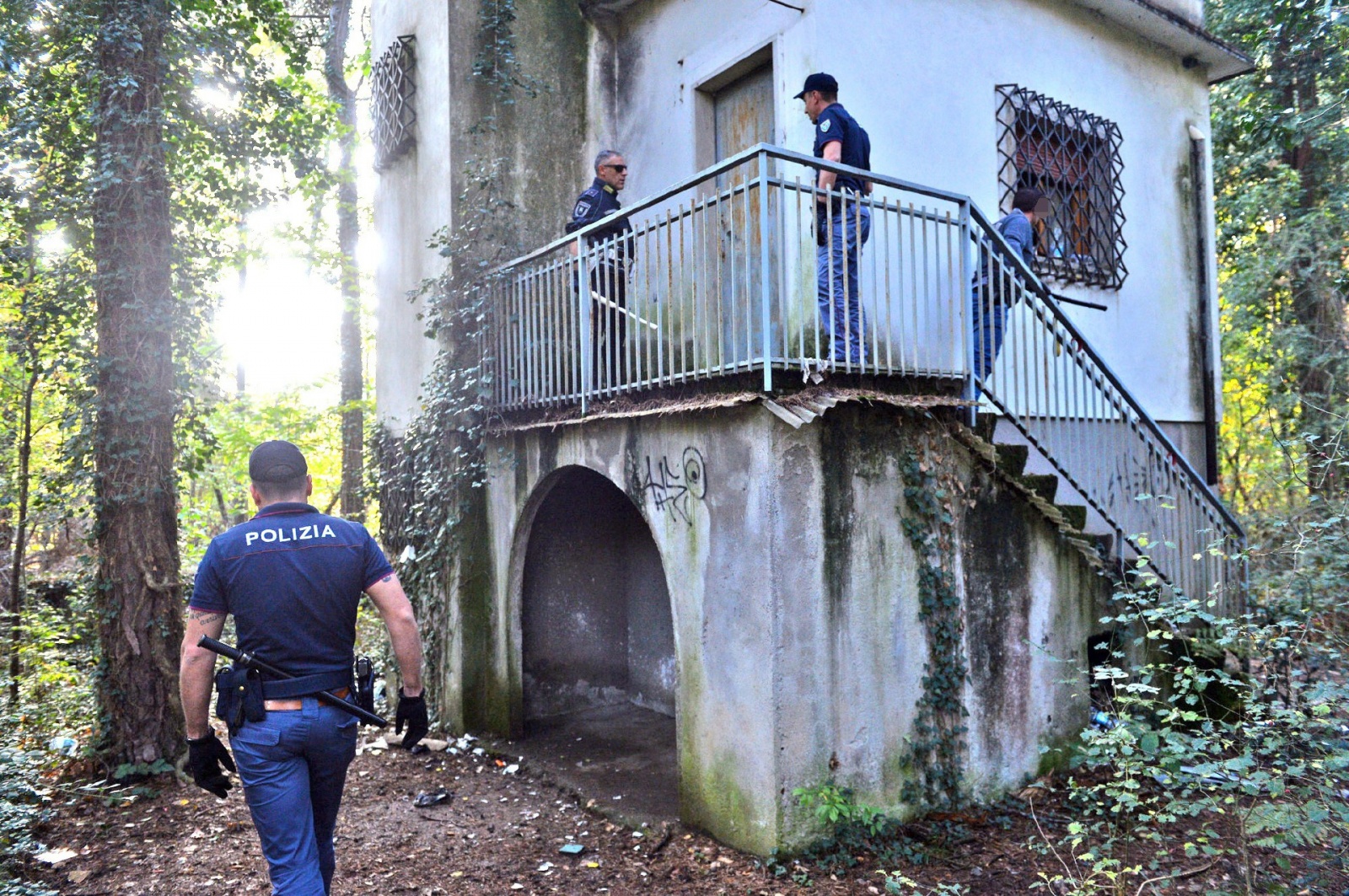 TRADATE OPERAZIONE ANTIDROGA SQUADRA MOBILE VARESE CON AUSILIO REPARTO PREVENZIONE CRIMINE MILANO E POLIZIA LOCALE