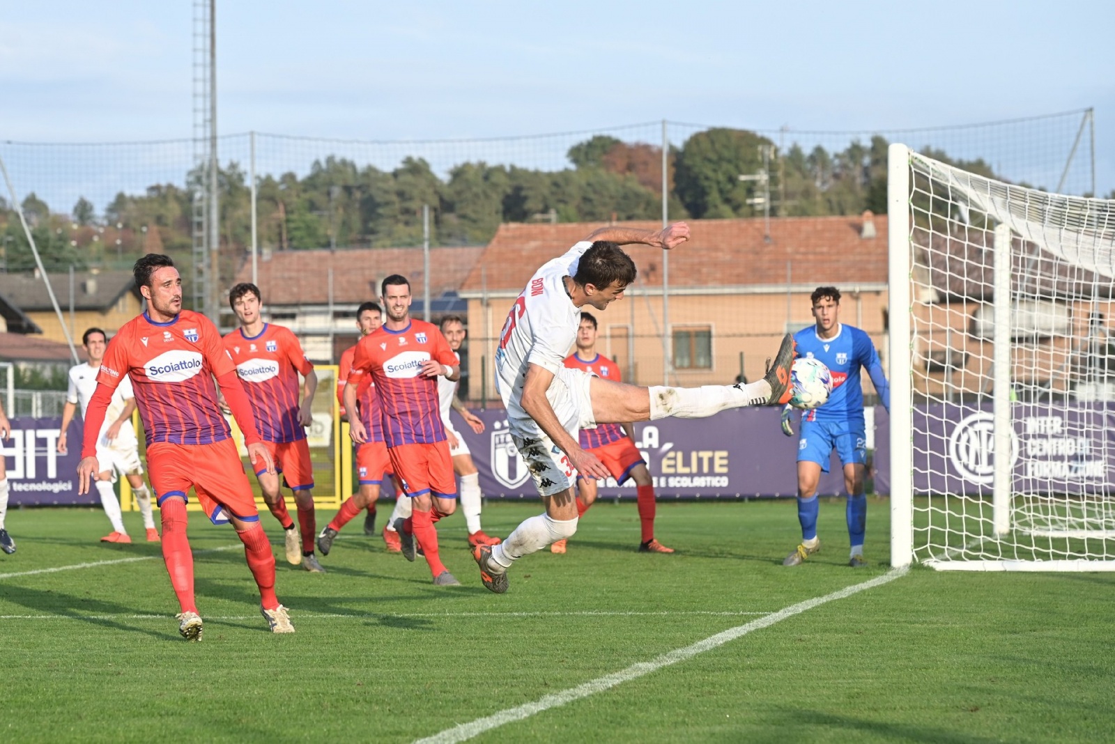 VENEGONO SUPERIORE CALCIO SERIE D COPPA ITALIA VARESINA VS. CITTA’ DI VARESE NELLA FOTO AZIONE DI BONI FILIPPO