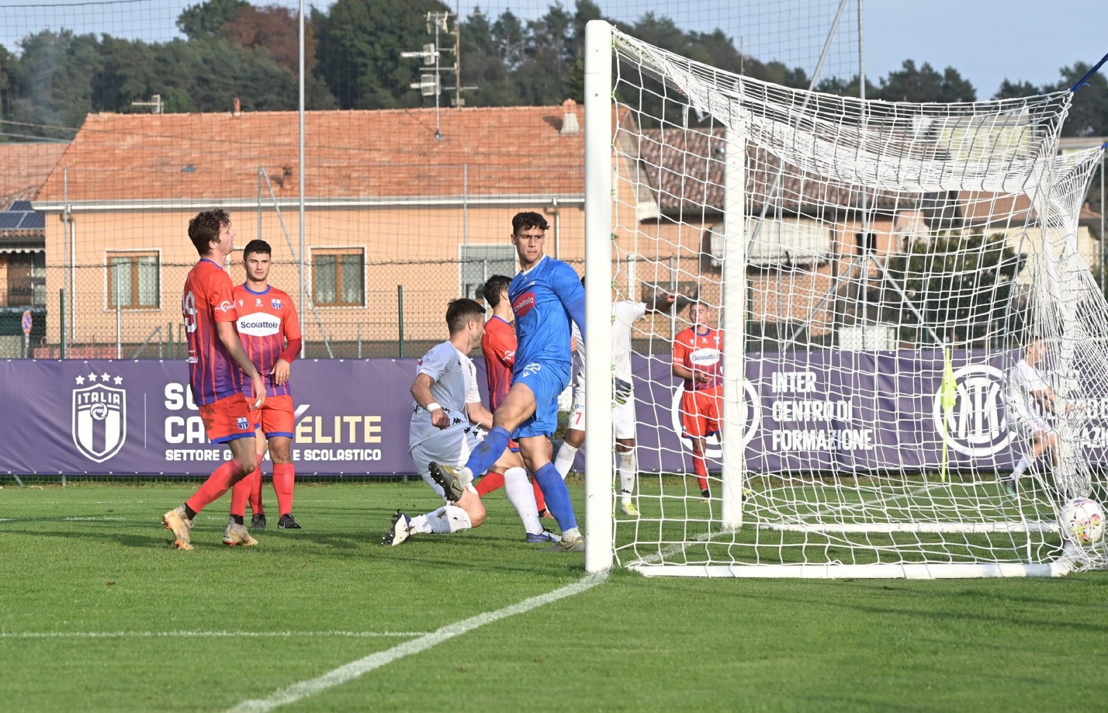VENEGONO SUPERIORE CALCIO SERIE D COPPA ITALIA VARESINA VS. CITTA’ DI VARESE NELLA FOTO GOL DI PIRACCINI LUCA摠扢