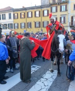 VARESE FESTA SAN MARTINO 2022. BANCARELLE E SAN MARTINO A CAVALLO CHE DONA IL MANTELLO AL POVERO