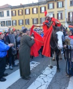 VARESE FESTA SAN MARTINO 2022. BANCARELLE E SAN MARTINO A CAVALLO CHE DONA IL MANTELLO AL POVERO