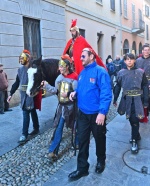 VARESE FESTA SAN MARTINO 2022. BANCARELLE E SAN MARTINO A CAVALLO CHE DONA IL MANTELLO AL POVERO