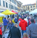 VARESE FESTA SAN MARTINO 2022. BANCARELLE E SAN MARTINO A CAVALLO CHE DONA IL MANTELLO AL POVERO