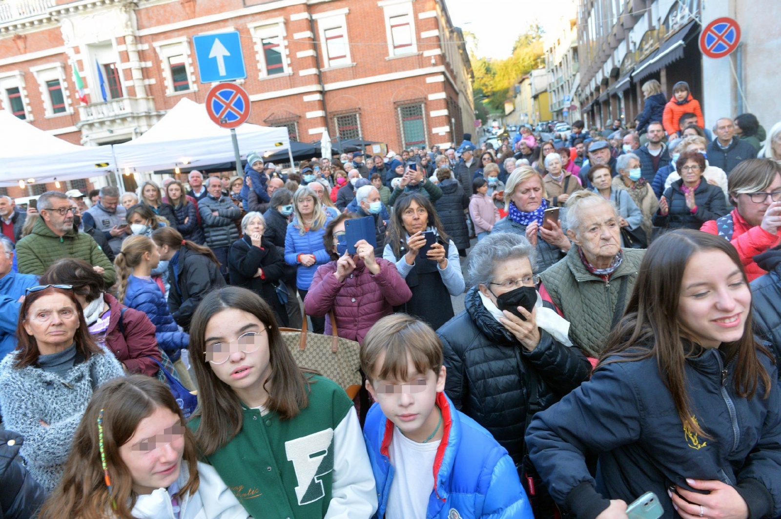 VARESE FESTA SAN MARTINO 2022. BANCARELLE E SAN MARTINO A CAVALLO CHE DONA IL MANTELLO AL POVERO