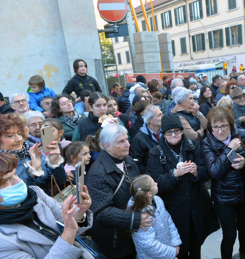 VARESE FESTA SAN MARTINO 2022. BANCARELLE E SAN MARTINO A CAVALLO CHE DONA IL MANTELLO AL POVERO