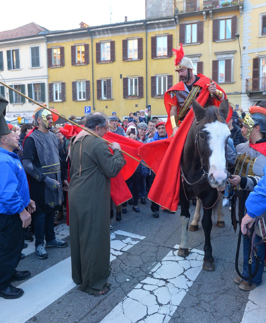 VARESE FESTA SAN MARTINO 2022. BANCARELLE E SAN MARTINO A CAVALLO CHE DONA IL MANTELLO AL POVERO