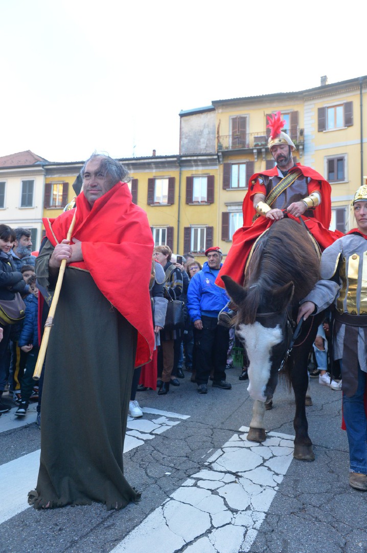VARESE FESTA SAN MARTINO 2022. BANCARELLE E SAN MARTINO A CAVALLO CHE DONA IL MANTELLO AL POVERO