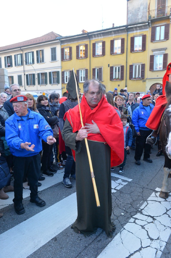 VARESE FESTA SAN MARTINO 2022. BANCARELLE E SAN MARTINO A CAVALLO CHE DONA IL MANTELLO AL POVERO