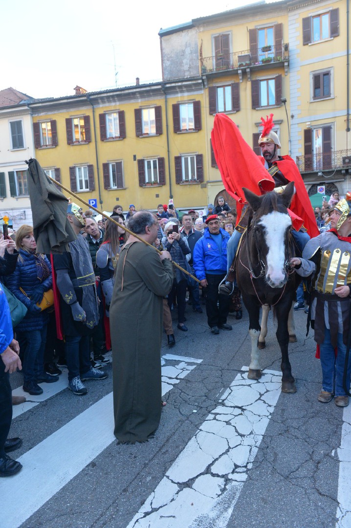 VARESE FESTA SAN MARTINO 2022. BANCARELLE E SAN MARTINO A CAVALLO CHE DONA IL MANTELLO AL POVERO