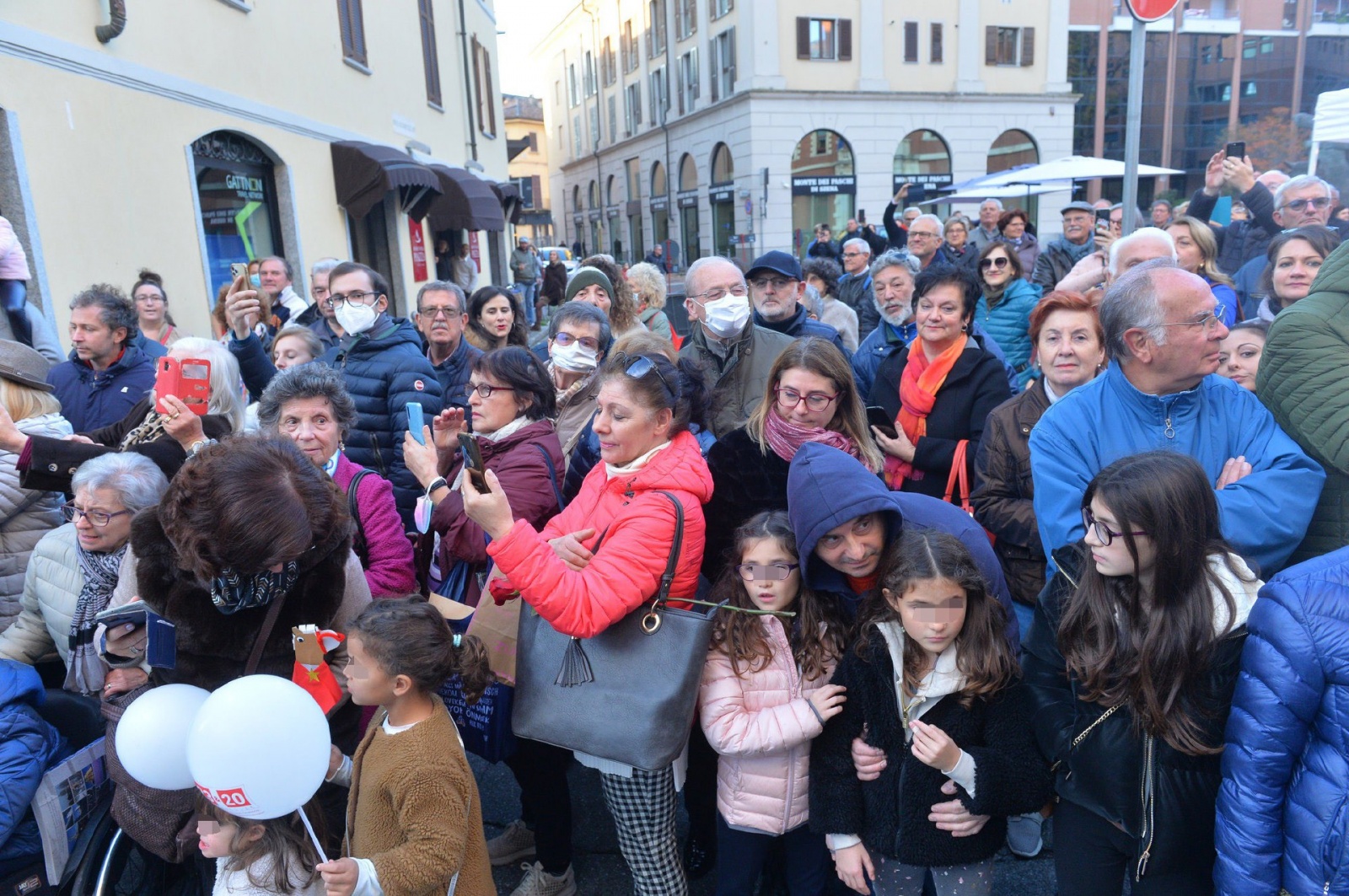 VARESE FESTA SAN MARTINO 2022. BANCARELLE E SAN MARTINO A CAVALLO CHE DONA IL MANTELLO AL POVERO