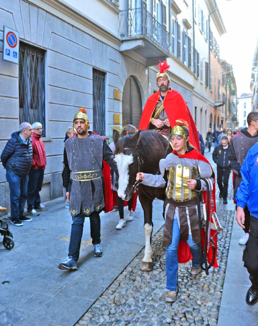 VARESE FESTA SAN MARTINO 2022. BANCARELLE E SAN MARTINO A CAVALLO CHE DONA IL MANTELLO AL POVERO
