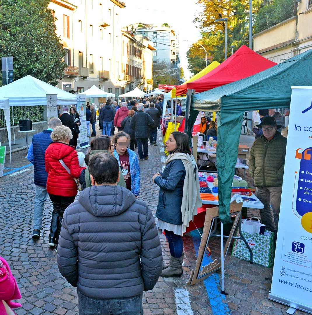 VARESE FESTA SAN MARTINO 2022. BANCARELLE E SAN MARTINO A CAVALLO CHE DONA IL MANTELLO AL POVERO