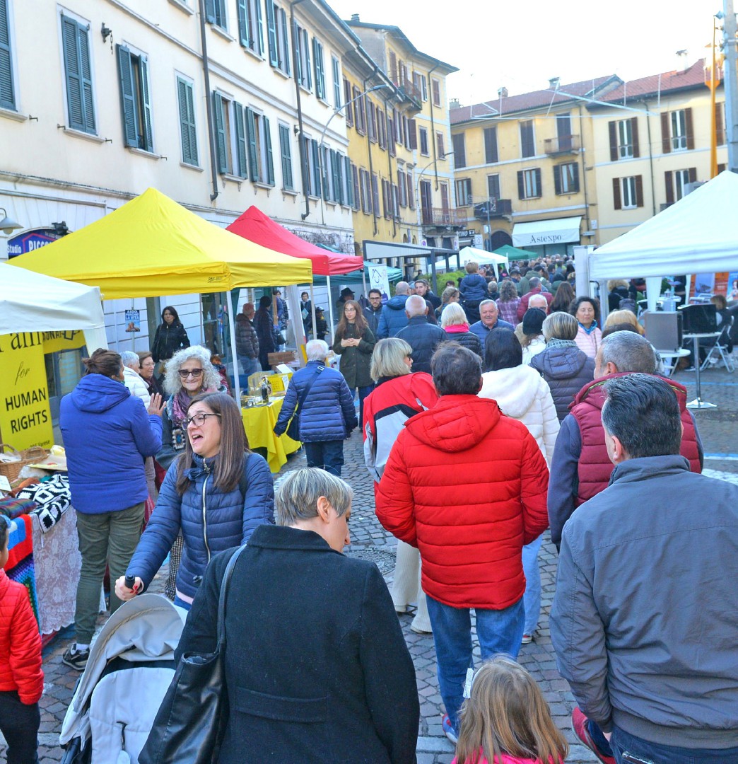 VARESE FESTA SAN MARTINO 2022. BANCARELLE E SAN MARTINO A CAVALLO CHE DONA IL MANTELLO AL POVERO