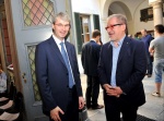 VARESE PRIMO CONSIGLIO COMUNALE GUNTA GALIMBERTI CON ROBERTO MARONI CONSIGLIERE D'OPPOSIZIONE NELLA FOTO GALIMBERTI SALUTA MARONI