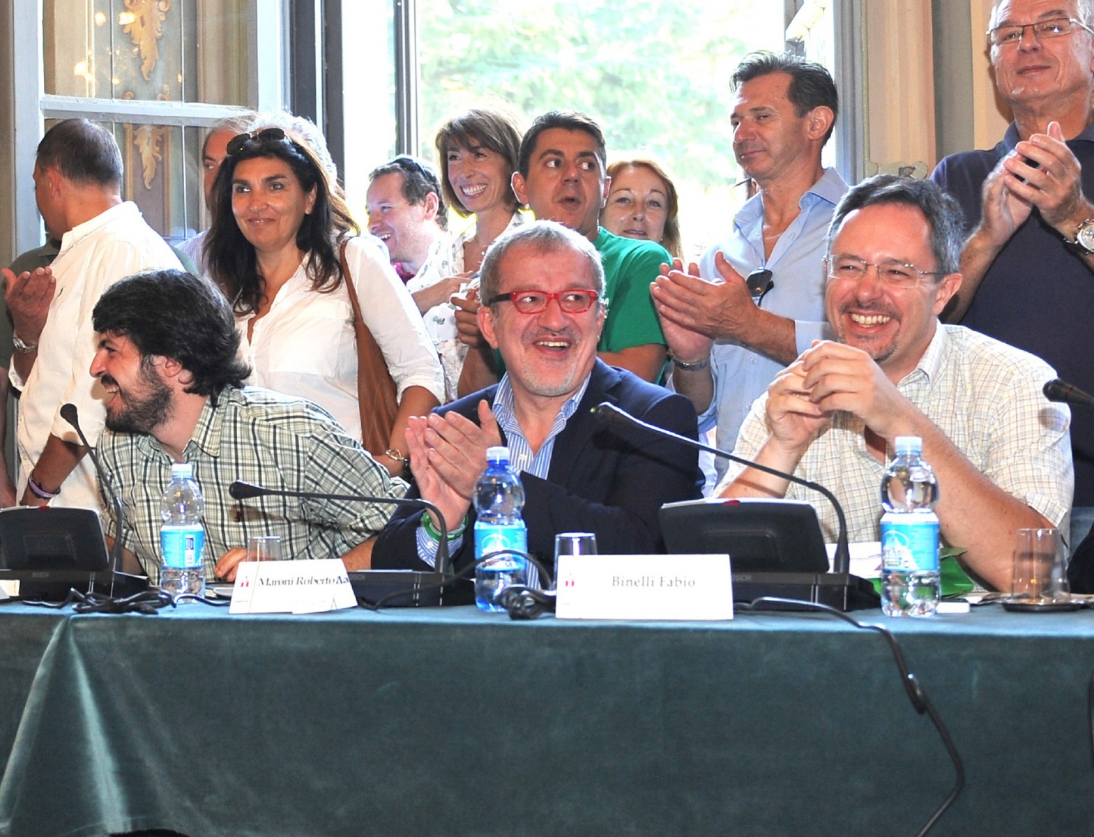 VARESE PRIMO CONSIGLIO COMUNALE GUNTA GALIMBERTI CON ROBERTO MARONI CONSIGLIERE D'OPPOSIZIONE NELLA FOTO MARONI APPLAUDE IN CONSIGLIO