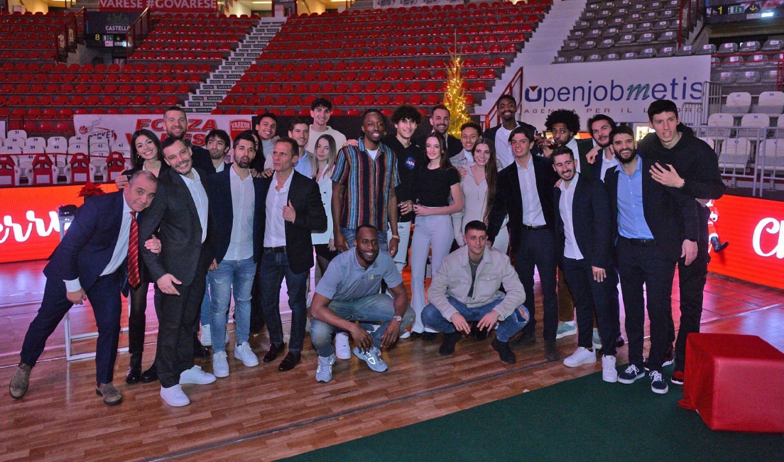 VARESE. FESTA DI NATALE 2022 OPENJOBMETIS PALLACANESTRO VARESE ALL’ENERXENIA ARENA NELLA FOTO GRUPPONE CON FIDANZATE E STAFF TECNICO