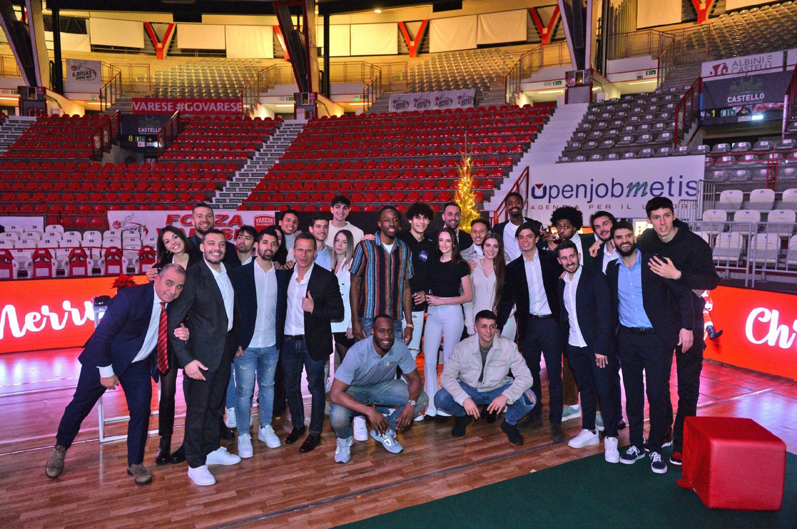 VARESE. FESTA DI NATALE 2022 OPENJOBMETIS PALLACANESTRO VARESE ALL’ENERXENIA ARENA NELLA FOTO GRUPPONE CON FIDANZATE E STAFF TECNICO