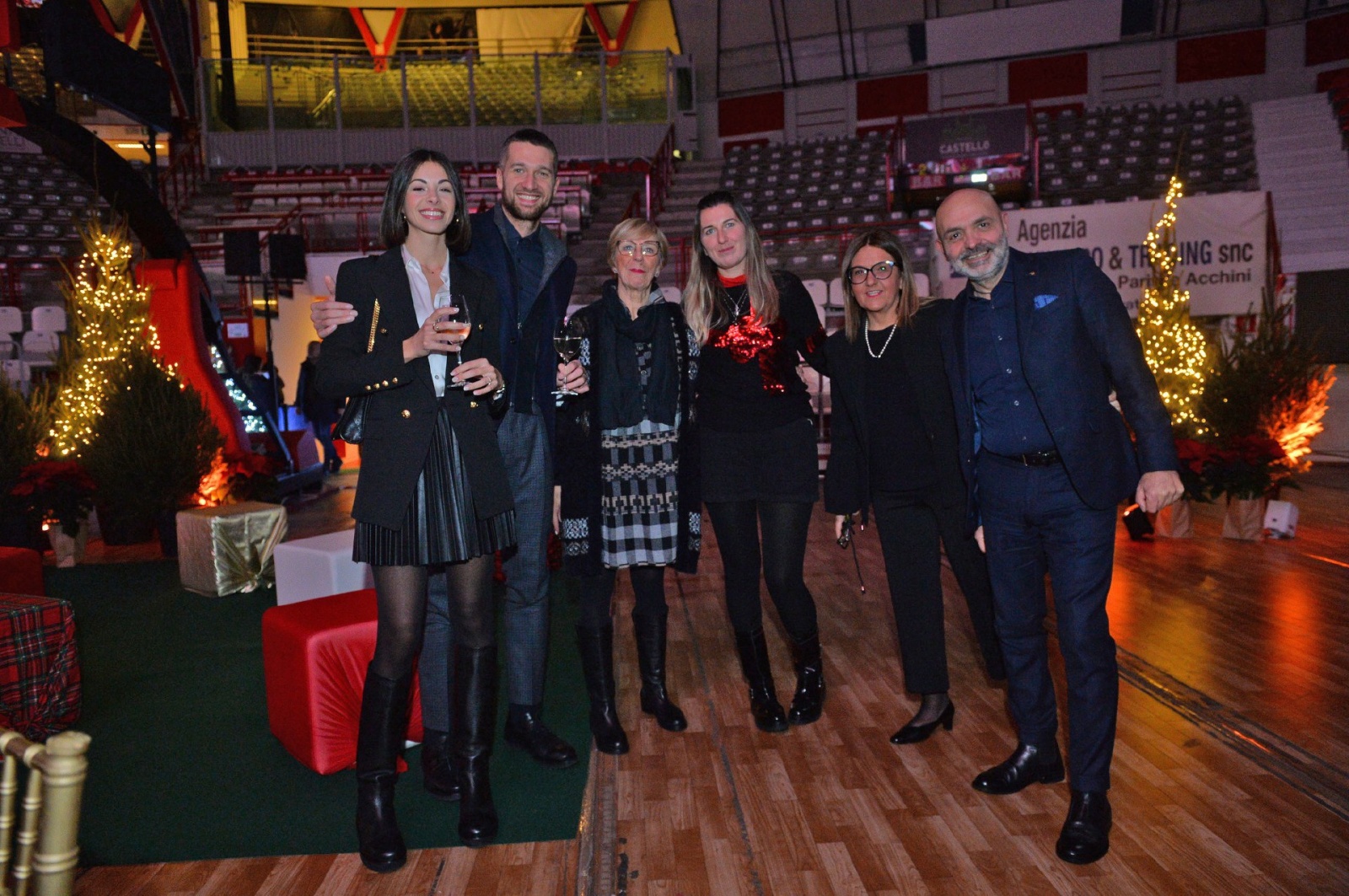 VARESE. FESTA DI NATALE 2022 OPENJOBMETIS PALLACANESTRO VARESE ALL’ENERXENIA ARENA NELLA FOTO FERRERO CON LA COMPAGNA ALESSIA E ALCUNI TIFOSI ASSOCIATI