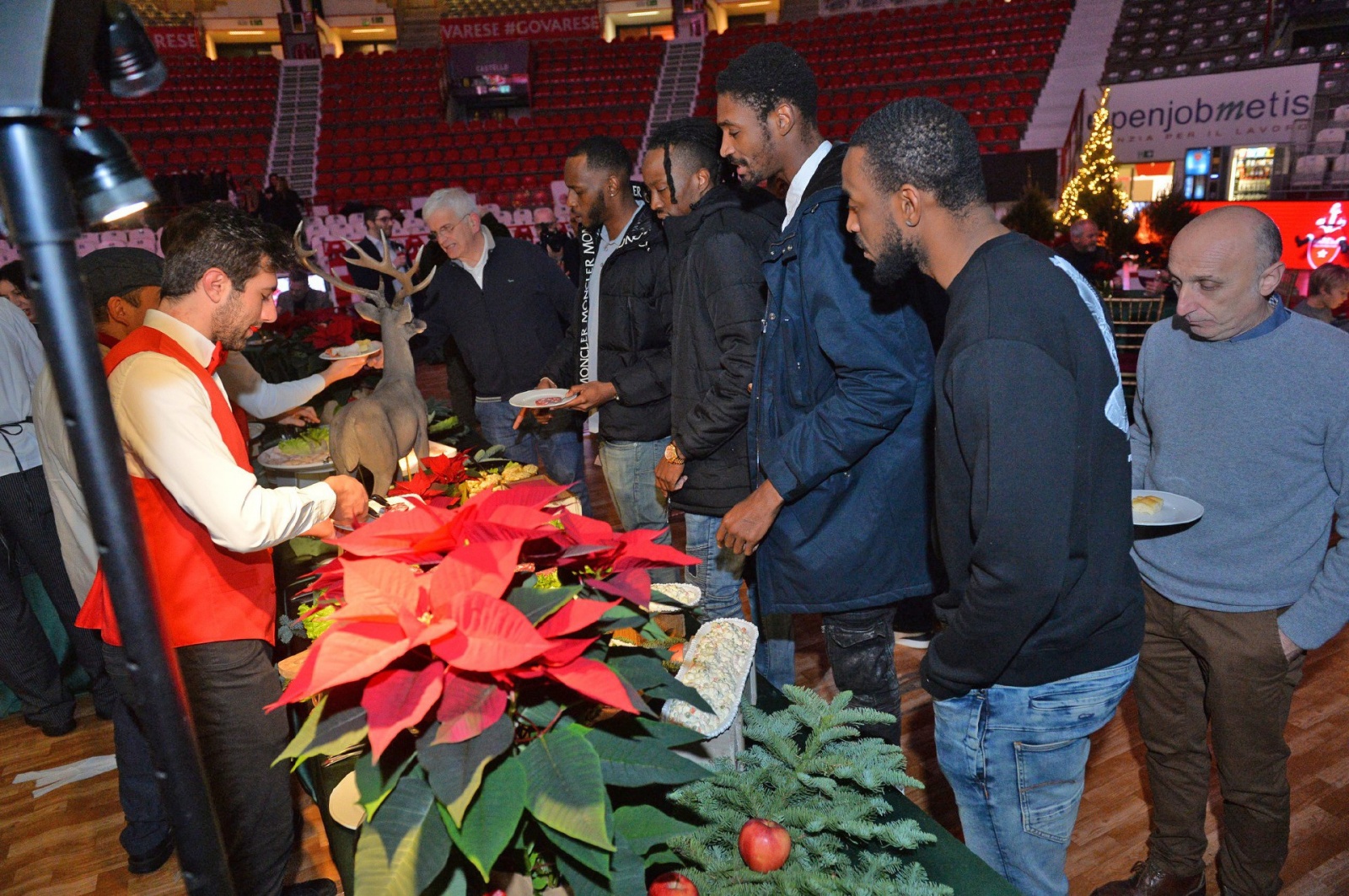 VARESE. FESTA DI NATALE 2022 OPENJOBMETIS PALLACANESTRO VARESE ALL’ENERXENIA ARENA NELLA FOTO