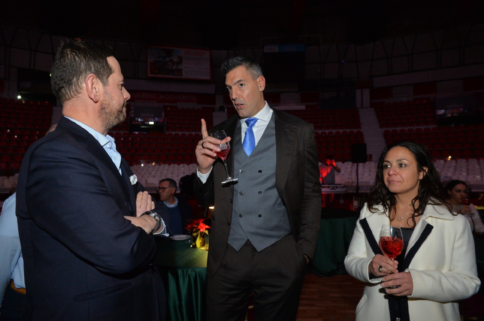 VARESE. FESTA DI NATALE 2022 OPENJOBMETIS PALLACANESTRO VARESE ALLÕENERXENIA ARENA NELLA FOTO SCOLA E MOGLIE