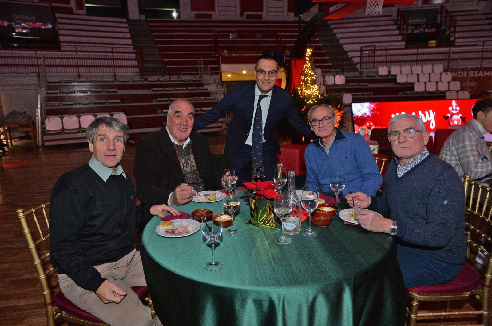 VARESE. FESTA DI NATALE 2022 OPENJOBMETIS PALLACANESTRO VARESE ALL’ENERXENIA ARENA NELLA FOTO JEMOLI CON ALCUNI ASSISTENTI LOGISTICI