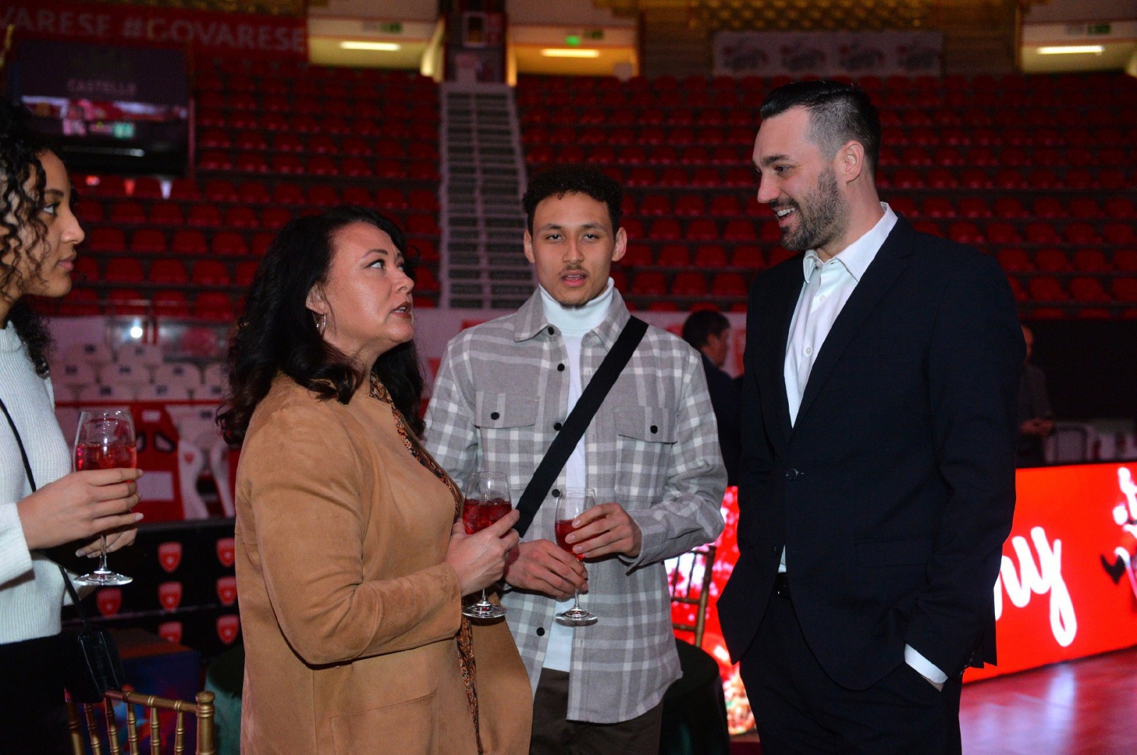VARESE. FESTA DI NATALE 2022 OPENJOBMETIS PALLACANESTRO VARESE ALL’ENERXENIA ARENA NELLA FOTO ROSS CON COACH BRASE