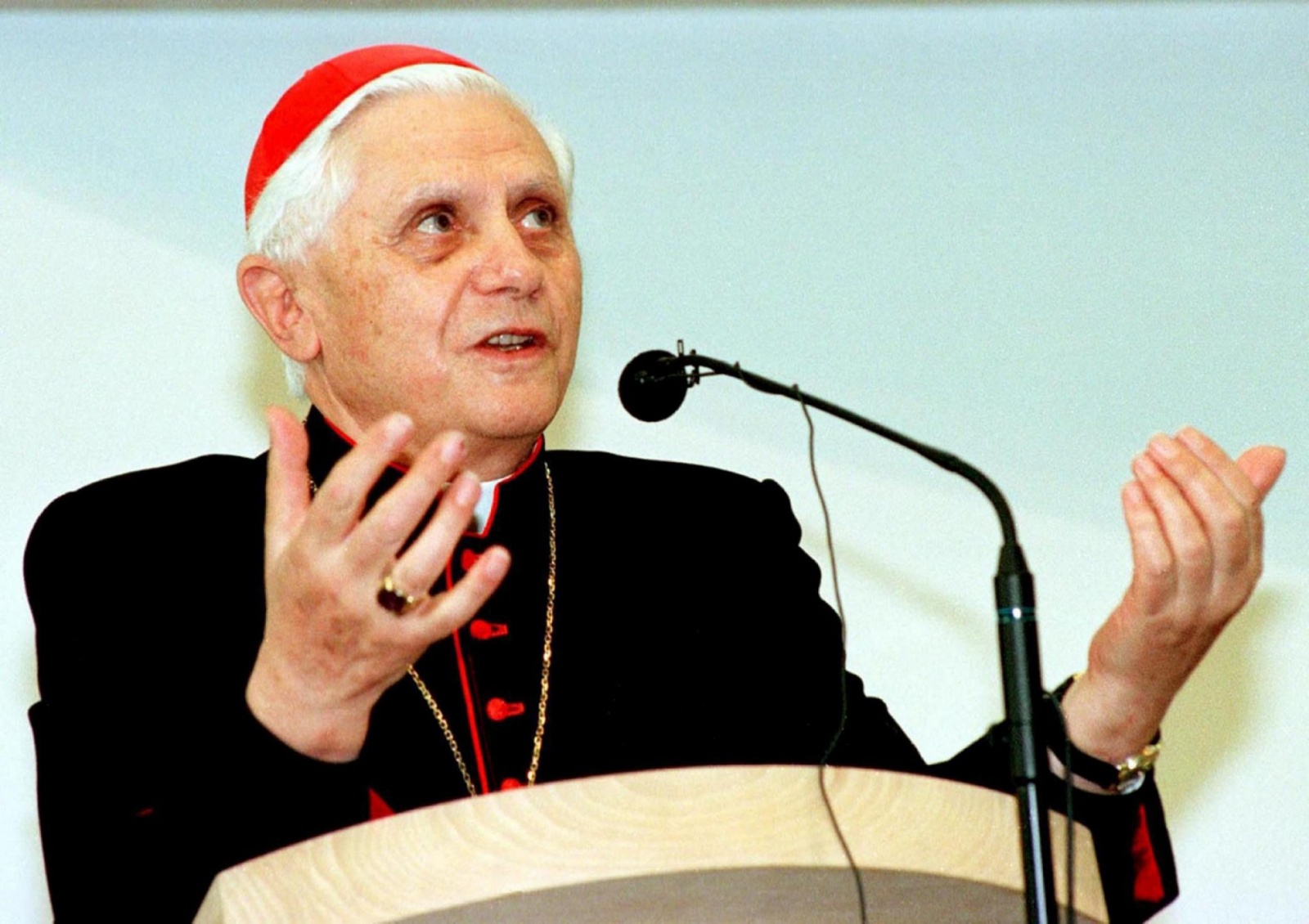 PAPA: KWASNIEWSKI INVITA BENEDETTO XVI A VISITARE POLONIA (FILES) Picture dated 29 October 2000 shows German cardinal Joseph Ratzinger during his lecture in the Faculty of Theology of University in Opole, Poland. Cardinal Joseph Ratzinger of Germany was e
