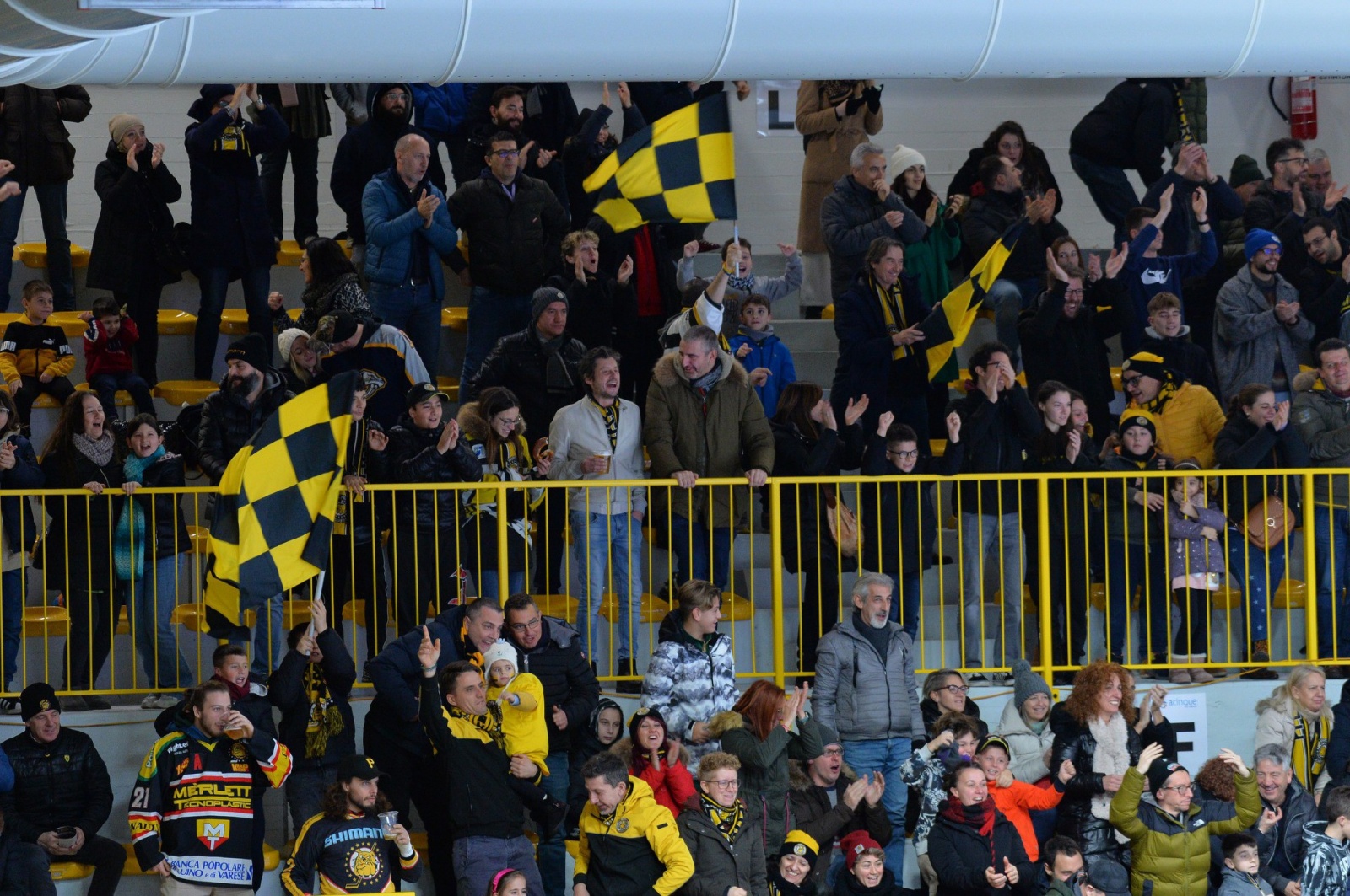 VAREWSE. HOCKEY. HCMV VARESE HOCKEY-AHC TOBLACH DOBBIACO ICEBEARS NELLA FOTO CURVA TIFOSI ESULTANZA