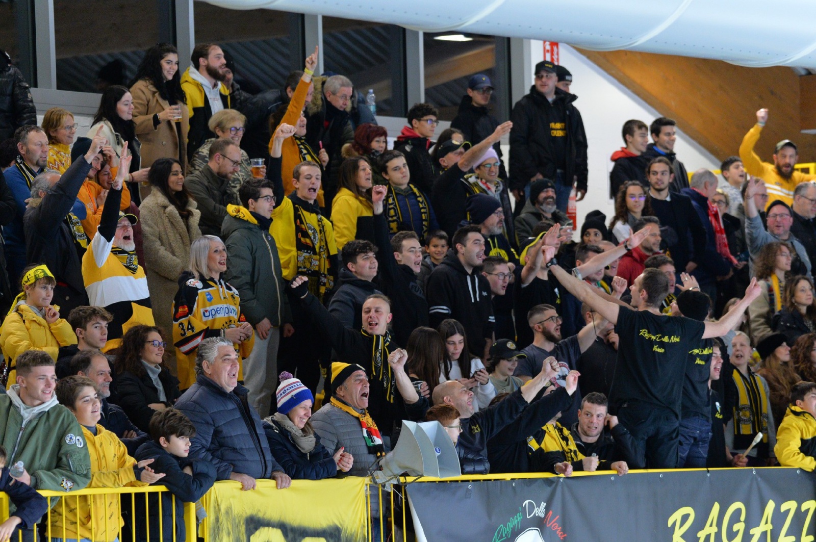 VAREWSE. HOCKEY. HCMV VARESE HOCKEY-AHC TOBLACH DOBBIACO ICEBEARS NELLA FOTO CURVA TIFOSI ESULTANZA