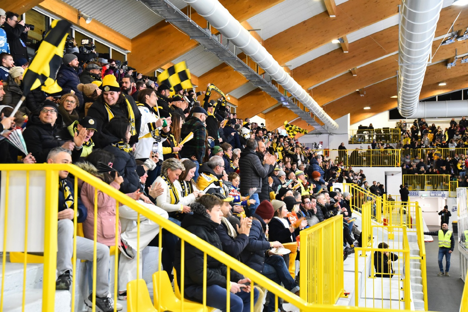 VARESE. HOCKEY. COPPA ITALIA. FINALS FOUR. SEMIFINALI HCMV VARESE HOCKEY - HC EPPAN APPIANO ANET NELLA FOTO TRIBUNA