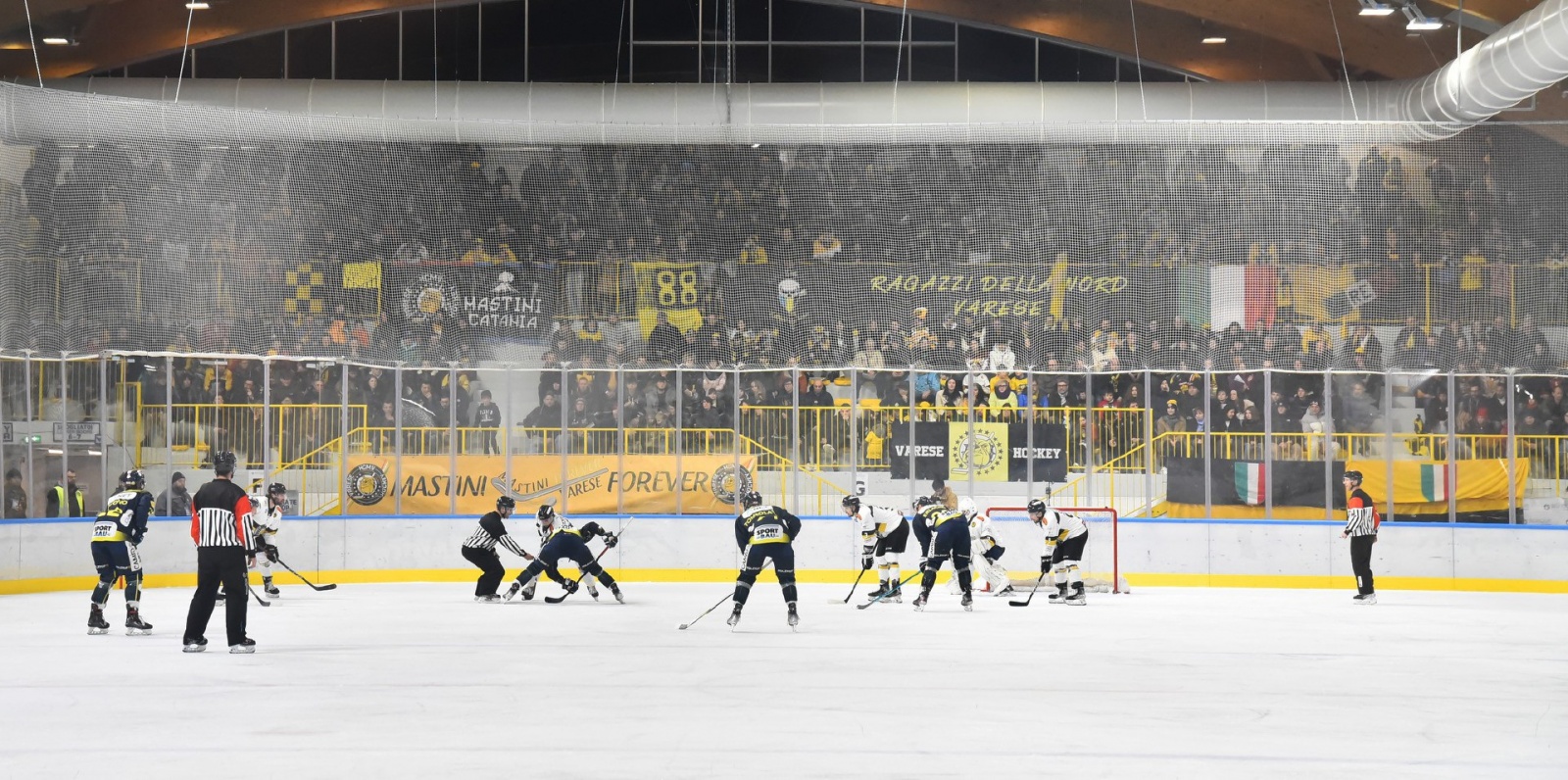 VARESE. HOCKEY. COPPA ITALIA. FINALS FOUR. SEMIFINALI HCMV VARESE HOCKEY - HC EPPAN APPIANO ANET NELLA FOTO PANORAMICA BASSA