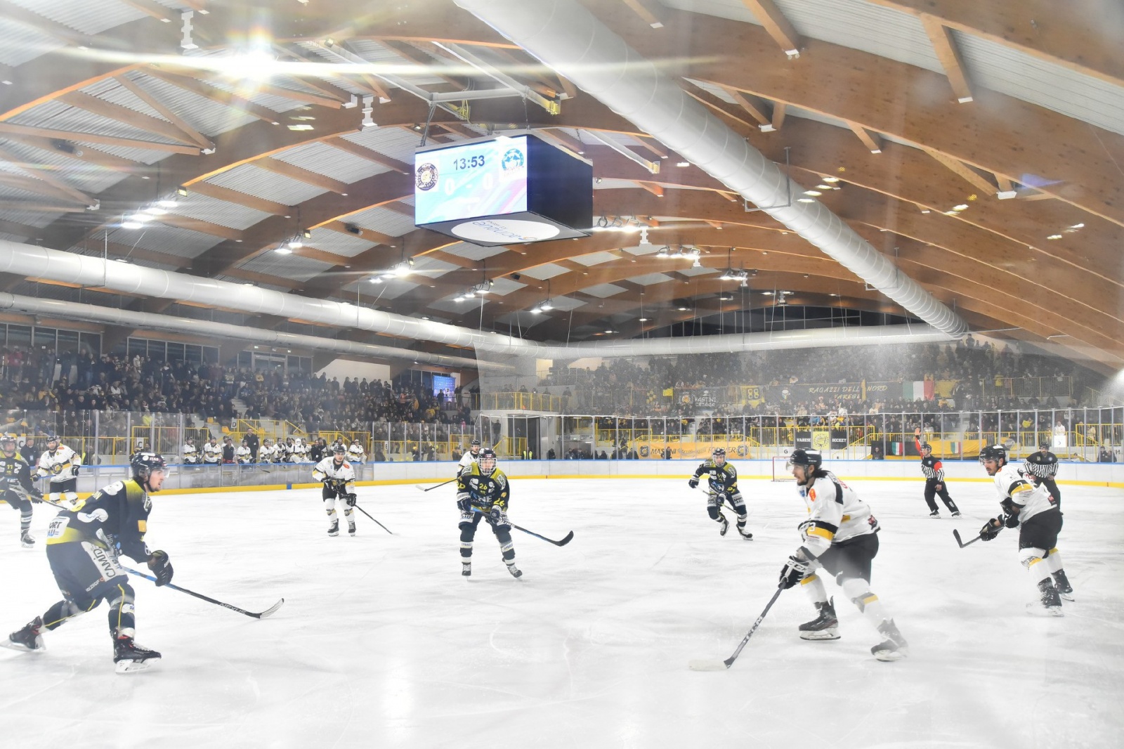 VARESE. HOCKEY. COPPA ITALIA. FINALS FOUR. SEMIFINALI HCMV VARESE HOCKEY - HC EPPAN APPIANO ANET NELLA FOTO PANORAMICA BASSA