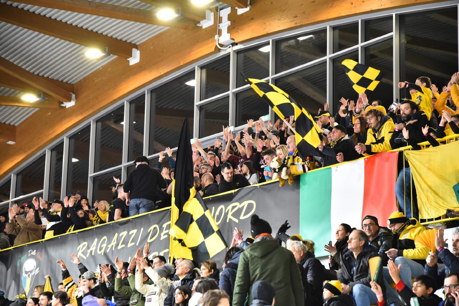 VARESE. HOCKEY. COPPA ITALIA. FINALS FOUR. SEMIFINALI HCMV VARESE HOCKEY - HC EPPAN APPIANO ANET NELLA FOTO CURVA