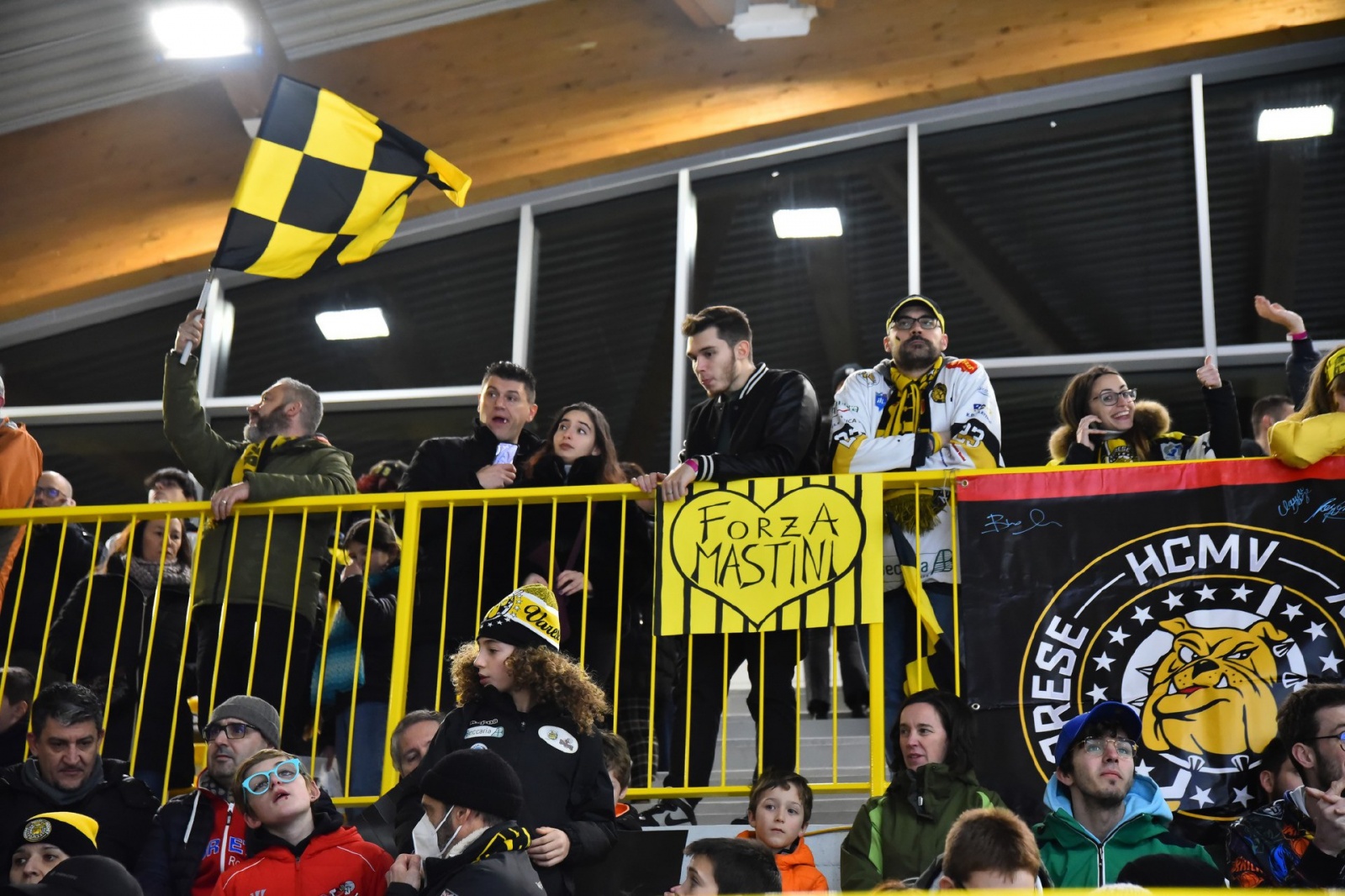 VARESE. HOCKEY. COPPA ITALIA. FINALS FOUR. SEMIFINALI HCMV VARESE HOCKEY - HC EPPAN APPIANO ANET NELLA FOTO CURVA