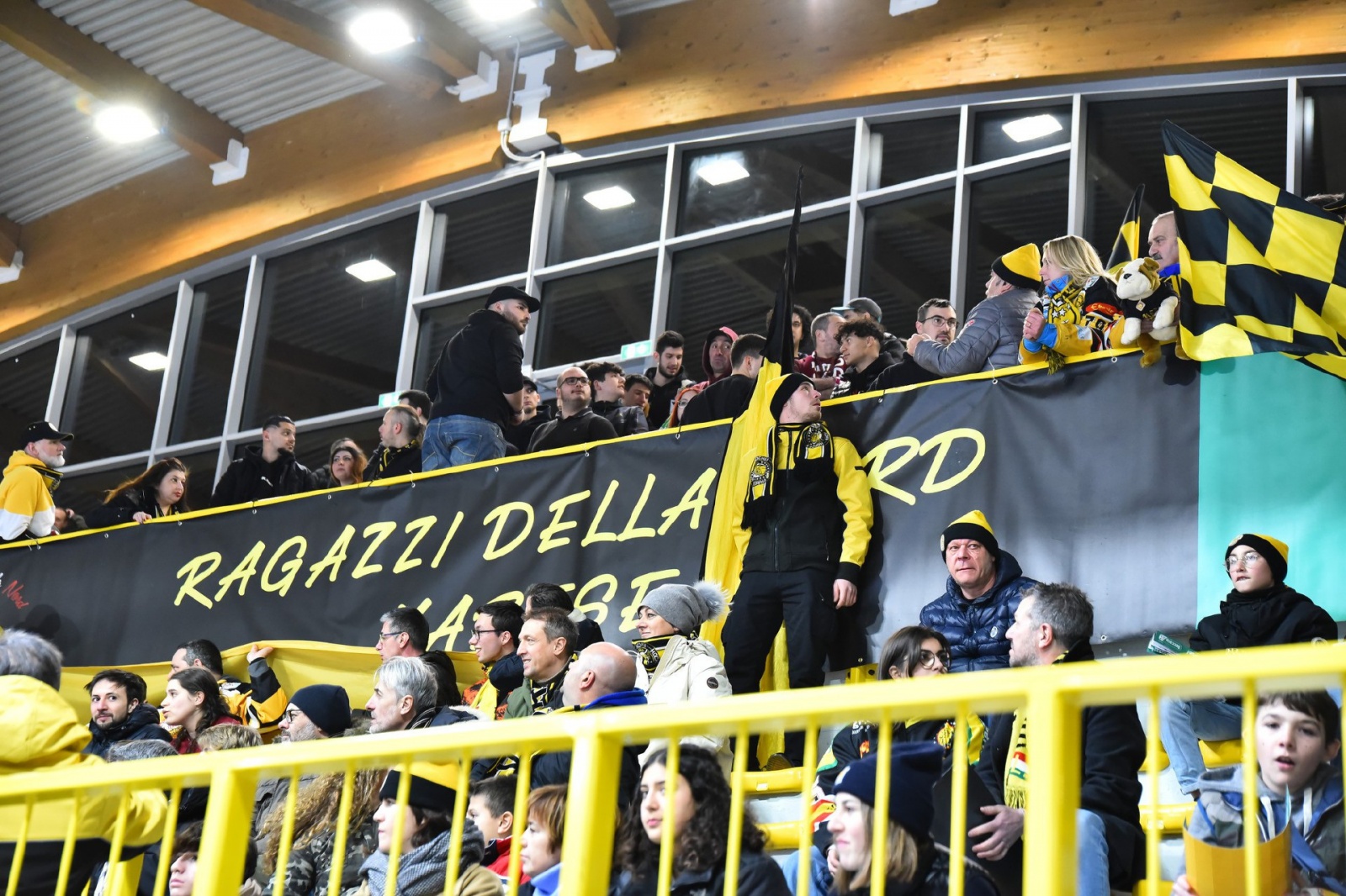 VARESE. HOCKEY. COPPA ITALIA. FINALS FOUR. SEMIFINALI HCMV VARESE HOCKEY - HC EPPAN APPIANO ANET NELLA FOTO CURVA