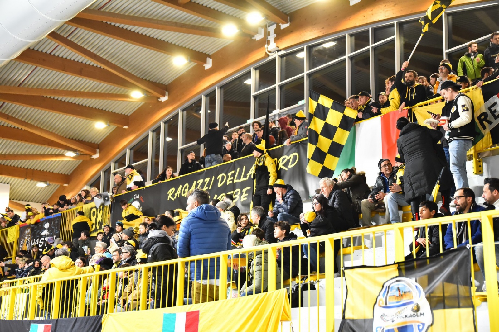 VARESE. HOCKEY. COPPA ITALIA. FINALS FOUR. SEMIFINALI HCMV VARESE HOCKEY - HC EPPAN APPIANO ANET NELLA FOTO CURVA