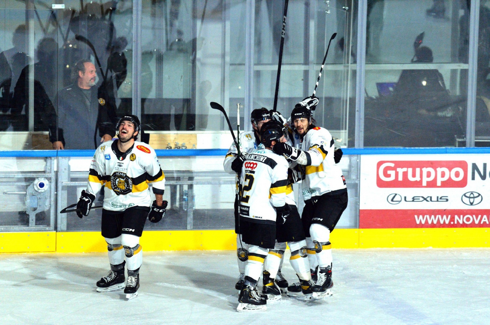 VARESE. HOCKEY. COPPA ITALIA. FINALS FOUR. SEMIFINALI HCMV VARESE HOCKEY - HC EPPAN APPIANO ANET NELLA FOTO GOL 1-0 ESULTANZA