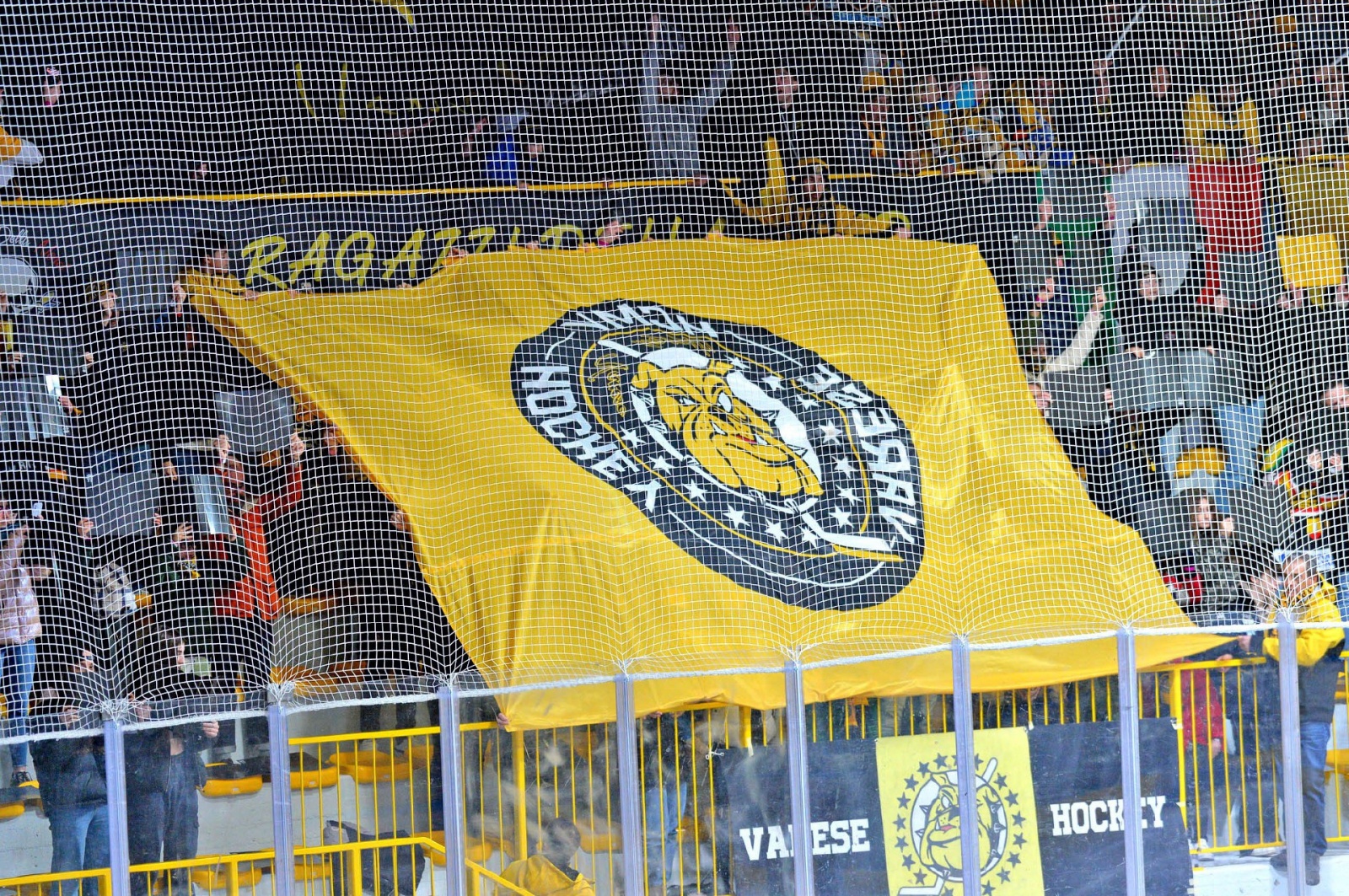 VARESE. HOCKEY. COPPA ITALIA. FINALS FOUR. SEMIFINALI HCMV VARESE HOCKEY - HC EPPAN APPIANO ANET NELLA FOTO CURVA